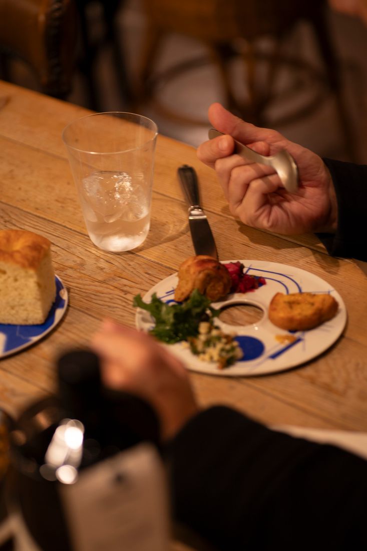 陶製プレートに盛られた料理