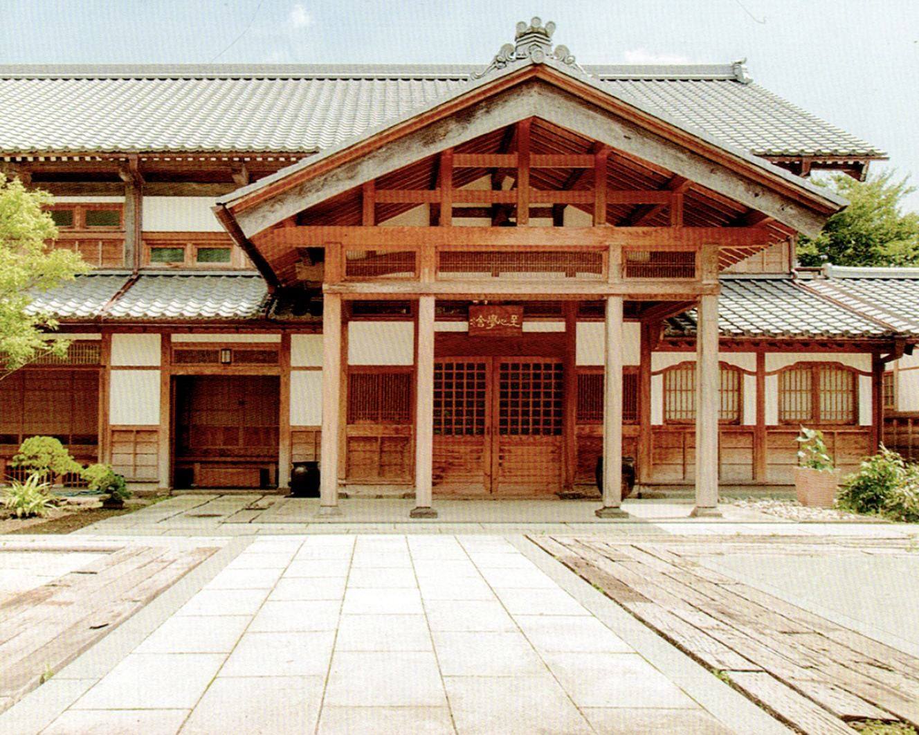 至心學舎の外観。大きな瓦屋根と木組みの玄関をもつ古民家